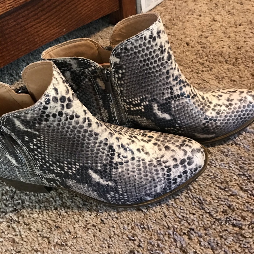 Lucky Brand Basel snake skin print booties Sz 10